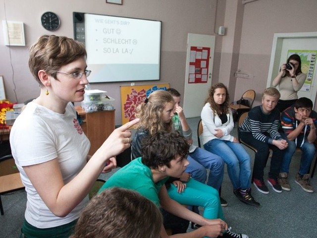 Uczniowie z gimnazjum i SP nr 10 uczestniczyli w zabawach językowych zorganizowanych przez lektorów Deutsch Wagen Tour.  