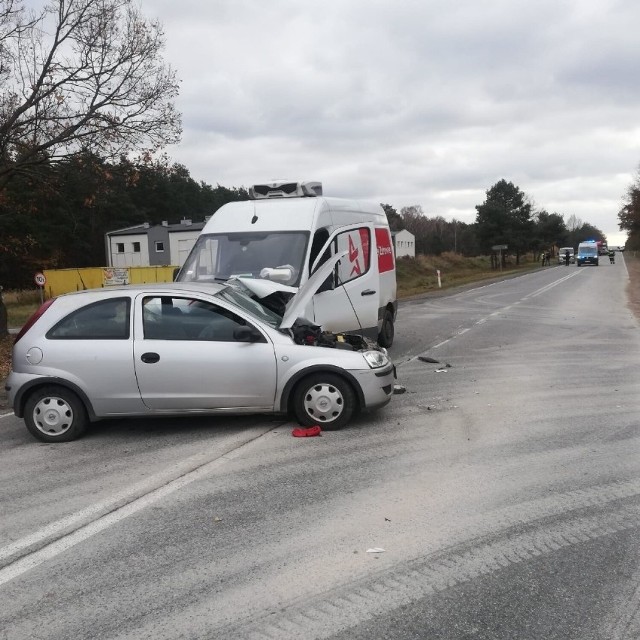 Śmiertelny wypadek na DK 12/91 między Rękorajem a Karlinem (na wysokości drogi do Kosowa). Nie żyją kierowca i pasażerka opla corsy, który zderzył się z mercedesem sprinterem.