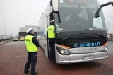 Śląskie. Policjanci prowadzą kontrole autokarów przewożących dzieci i młodzież na ferie