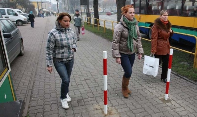 Słupki przy ul. Tuwima. Dzięki nim piesi nie muszą już się bać przejeżdżających tędy samochodów.