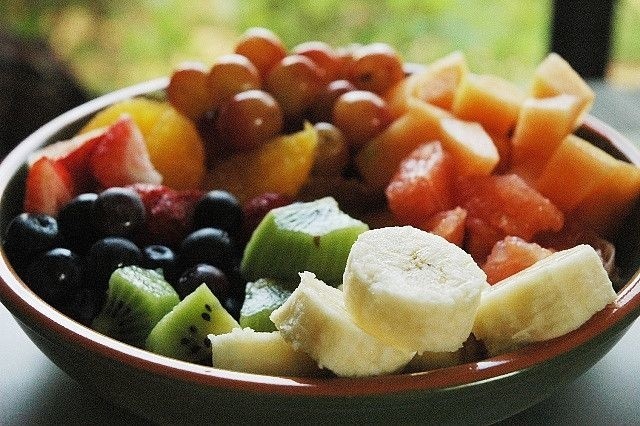 Sałatka z owoców cytrusowych dostarcza energii i witamin.
