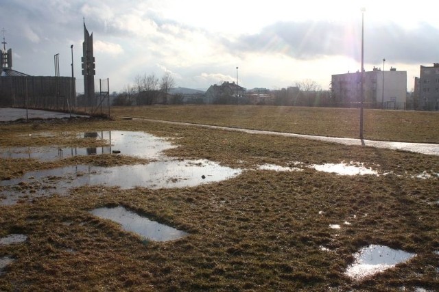 Zaniedbane kieleckie szkolne boiska nie zostaną wyremontowane z programu "Orlik".