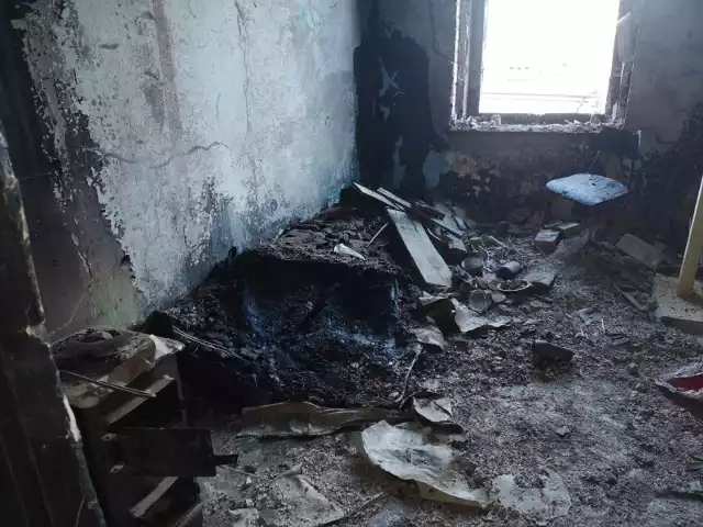 Oto, co pozostało po pożarze mieszkania na 1. piętrze. - Nie chcemy mieszkać w kamienicy, w której ciągle coś złego się dzieje - mówi czytelniczka.
