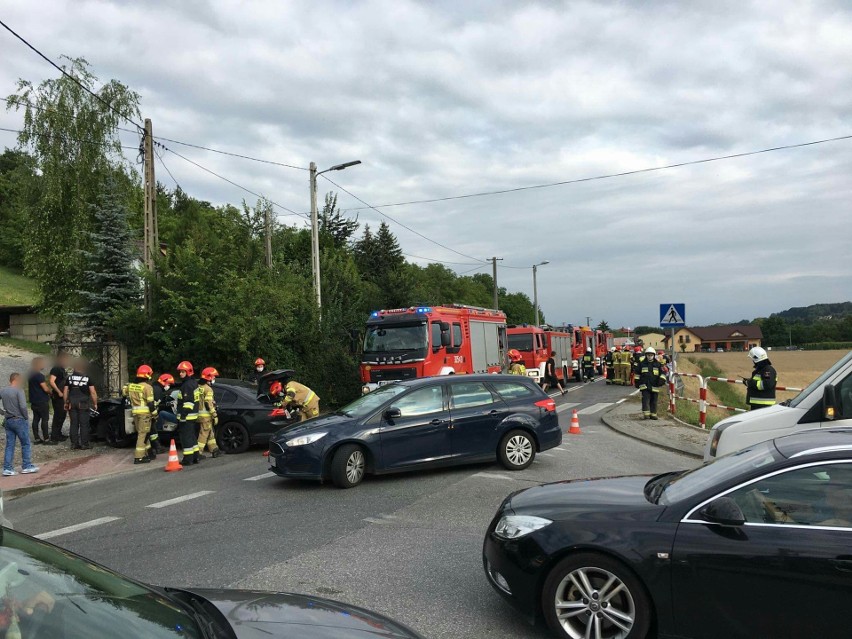 Wypadek w gminie Zielonki. Zderzenie pojazdów na skrzyżowaniu, trzy osoby zostały ranne