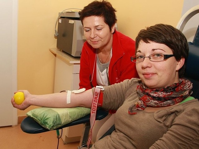 Skwierzynianka Aleksandra Marczewska została ostatnio honorowym dawcą. Krew pobrała od niej Irena Kusik.