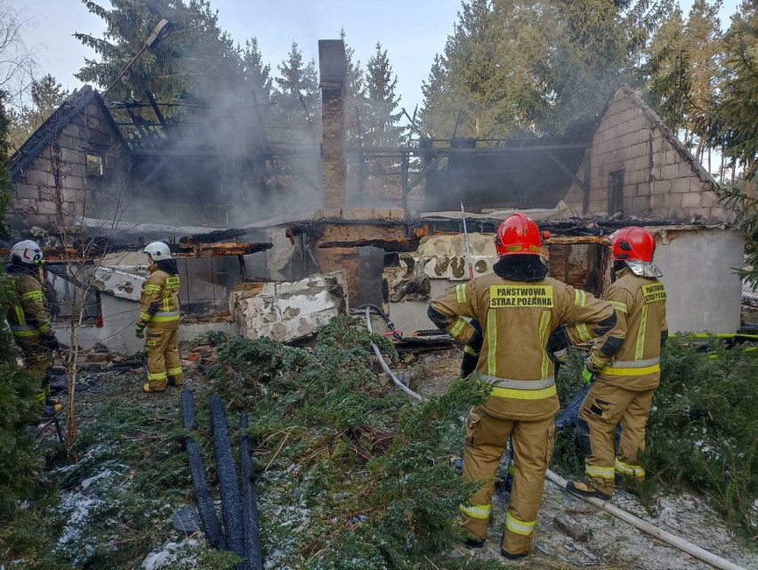 Sześć zastępów strażaków gasiło pożar domu w Nowejwsi...