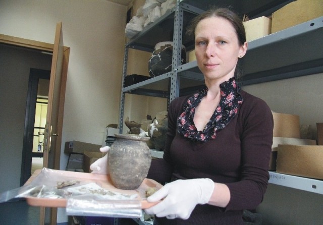 Na dwa groby pochodzące z okresu wczesnego średniowiecza natrafiono podczas prac przy przebudowie gazociągu. Nz. Magdalena Krzemińska, archeolog z MNZP, prezentuje części znalezionych przedmiotów.