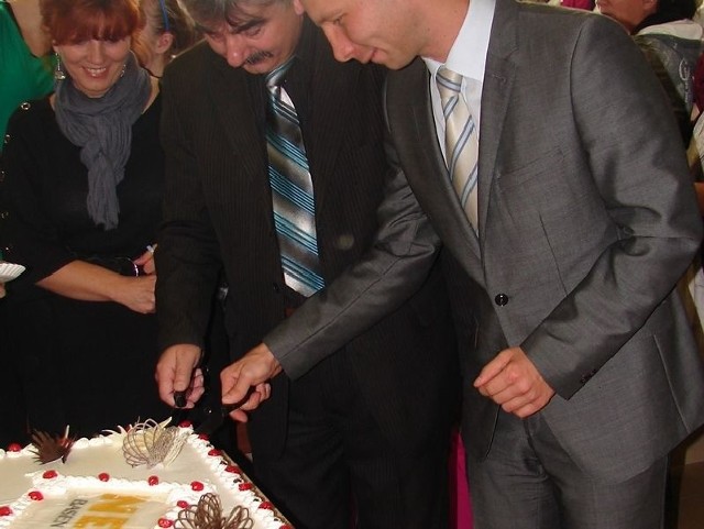 Tort urodzinowy pokroili jako pierwsi wiceburmistrz Włoszczowy Stanisław Nowak (z lewej) z dyrektorem Ośrodka Sportu i Rekreacji Arkadiuszem Chojnackim.