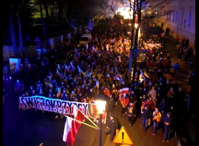 Tak Korona Kielce celebrowała 105. rocznicę odzyskania niepodległości. Był wyjątkowy przemarsz kibiców pod Pomnik Czynu Legionowego