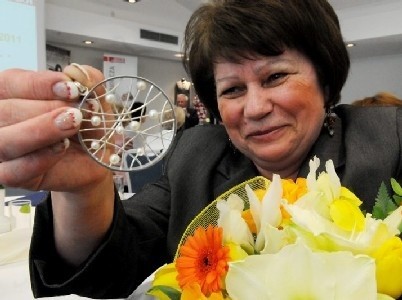 Grażyna Husar-Zakowicz z Żar, jedna z sześciu naszych „Kobiet przedsiębiorczych 2011”. W ręku trzyma nagrodę - biżuterię, przygotowaną przez pracownię R. Kaźmierczaka (fot. Mariusz Kapała)