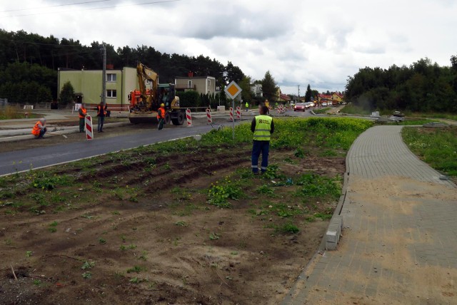 Wykonawca robót firma Polbud w dniach 23-24 września br. zamierza układać warstwy asfaltowe w obrębie ronda na granicy miasta Ustka i Wodnicy. W związku z powyższym wystąpią utrudnienia w ruchu samochodowym.