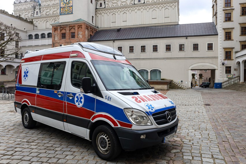 Na dziedzińcu Zamku Książąt Pomorskich w Szczecinie przekazano ambulans. Dokąd on pojedzie?