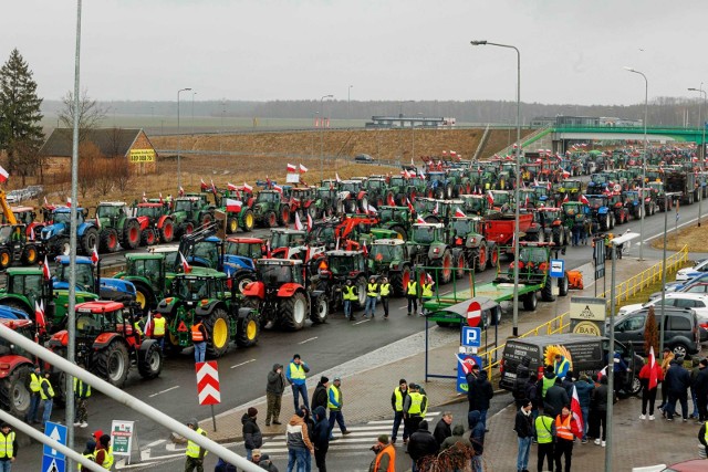 Protesty podlaskich rolników na S8. Blokada potrwa do czwartku.