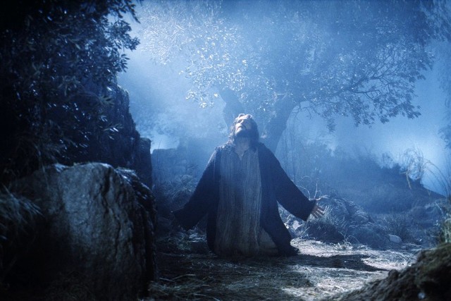 W roli Jezusa Chrystusa zobaczymy Jamesa Caviezela. Za tę rolę otrzymał nominację do MTV Movie Awards w kategorii Najlepszy Aktor.