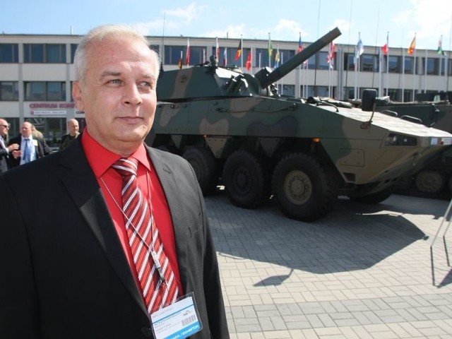 Krzysztof Trofiniak, prezes Huty Stalowa Wola, prezentuje moździerz samobieżny rak.
