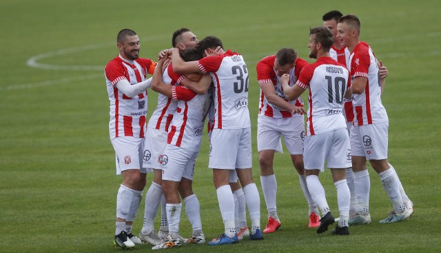 W sezonie 2019/2020 w meczach ligowych Apklan Resovii zagrało łącznie 28 zawodników.Zobaczcie na kolejnych slajdach piłkarzy, którzy wywalczyli awans do Fortuna 1 ligi dla "pasiaków".
