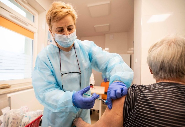 Szczepienia seniorów i medyków w Radomiu nadal trwają, a od poniedziałku rozpoczną się szczepienia nauczycieli.