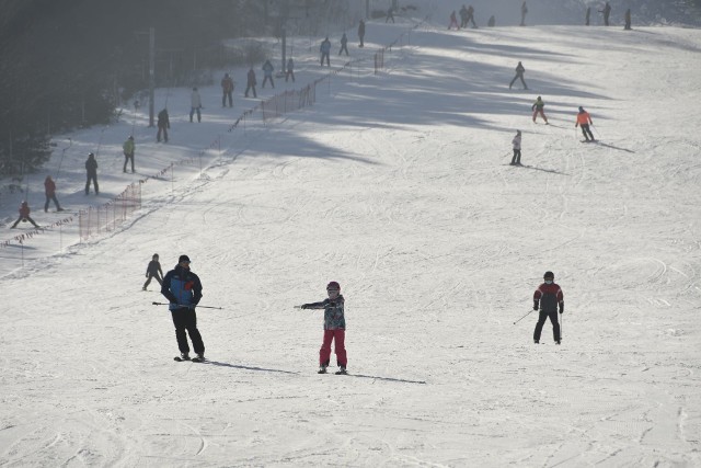 W sobotę, 20 lutego, stok narciarski na kieleckim Stadionie tętnił życiem. Pogoda była rewelacyjna, więc narciarze tłumnie przyjechali, by skorzystać z uroków zimy.Zobaczcie zdjęcia.