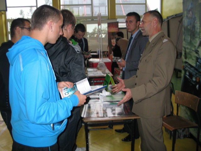 Do pracy w wojsku podczas czwartkowych Targów Pracy i Edukacji w Tarnobrzegu, młodych ludzi zachęcał major Krzysztof Jasiński, szef wydziału rekrutacji Wojskowej Komendy Uzupełnień w Nisku. (z prawej