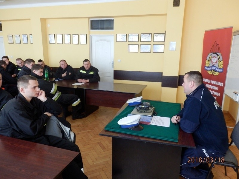 Policjanci z Opatowa szkolili strażaków ochotników