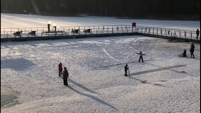 Kilka osób bawiło się na zamarzniętej wodzie na Stawikach w Sosnowcu. Osoba z monitoringu zwróciła im uwagę i w końcu zeszli z lodu. Mogło dojść do nieszczęścia. Zobacz kolejne zdjęcia. Przesuń zdjęcia w prawo - wciśnij strzałkę lub przycisk NASTĘPNE