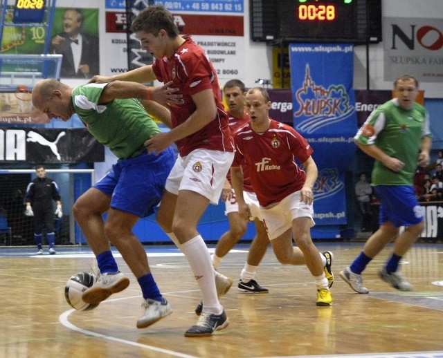 Wisła Kraków (czerwone stroje, na pierwszym planie grający w niej gościnnie Dawid Giszka) wygrała już w Amber Cup w 2010 roku. Jak będzie w 2011 roku?
