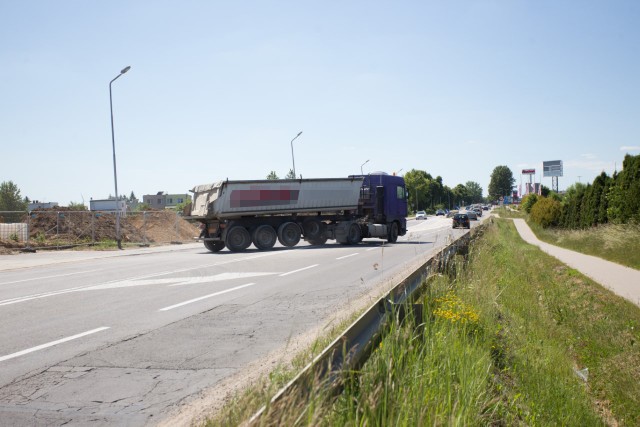 Kierowcy ciężarówek łamią przepisy na ulicy Szczecińskiej, przekraczając podwójną ciągłą