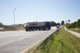 Kierowcy ciężarówek łamią przepisy na ulicy Szczecińskiej w Słupsku, przekraczając podwójną ciągłą