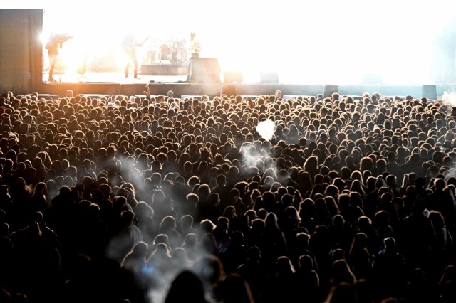 Wiele osób w trakcie koncertu na juwenaliach w Gdańsku.