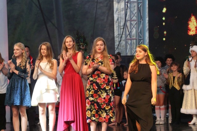 Magdalena Bogdan (druga z prawej) podczas finałowego koncertu Festiwalu Harcerskiego.