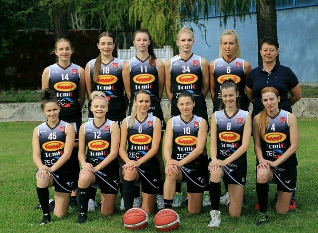 Koszykarki Grot TomiQ Pabianice są niepokonanymi liderkami tabeli grupy B pierwszej ligi. Pierwsza od prawej w górnym rzędzie trener Sylwia Wlaźlak