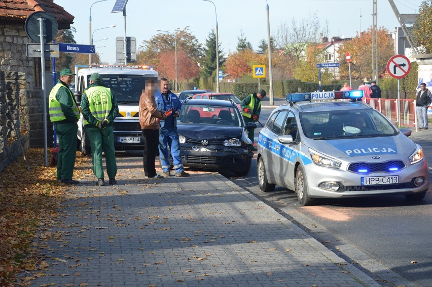 Zderzenie dwóch aut koło szpitala [ZDJĘCIA]