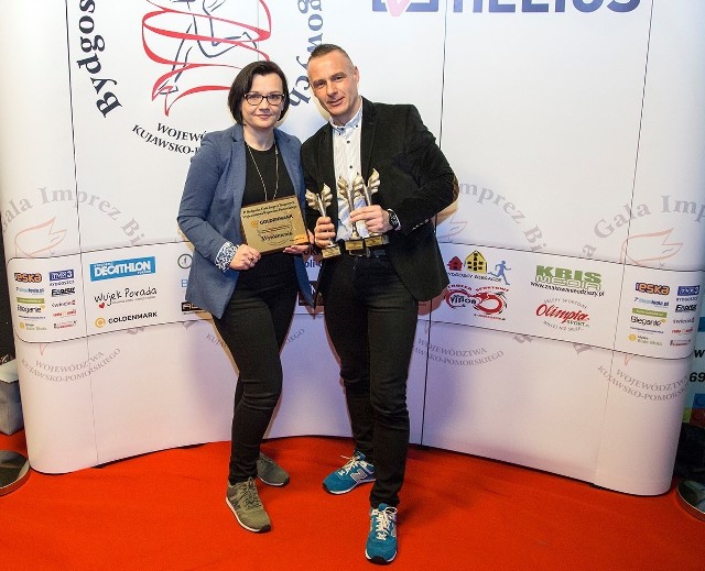 Trofea w Bydgoszczy odebrali: Izabela Piwowarska oraz Andrzej Dolewski, współorganizatorzy nagrodzonych biegów