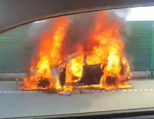 Porsche Cayenne pali się na autostradzie A1 w okolicach Mykanowa