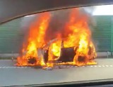 Pożar Porsche Cayenne na autostradzie A1 w okolicach Mykanowa. Co robić, gdy auto zaczyna się palić?