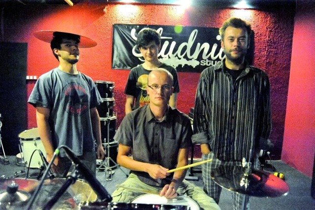Zespół Pokrak tworzą: Dariusz Car (wokal), Adam Radziszewski (bębny), Mateusz Trykozko (bas), Michał Kułak (synth) oraz Piotr Polak (gitara, nieobecny na zdjęciu)