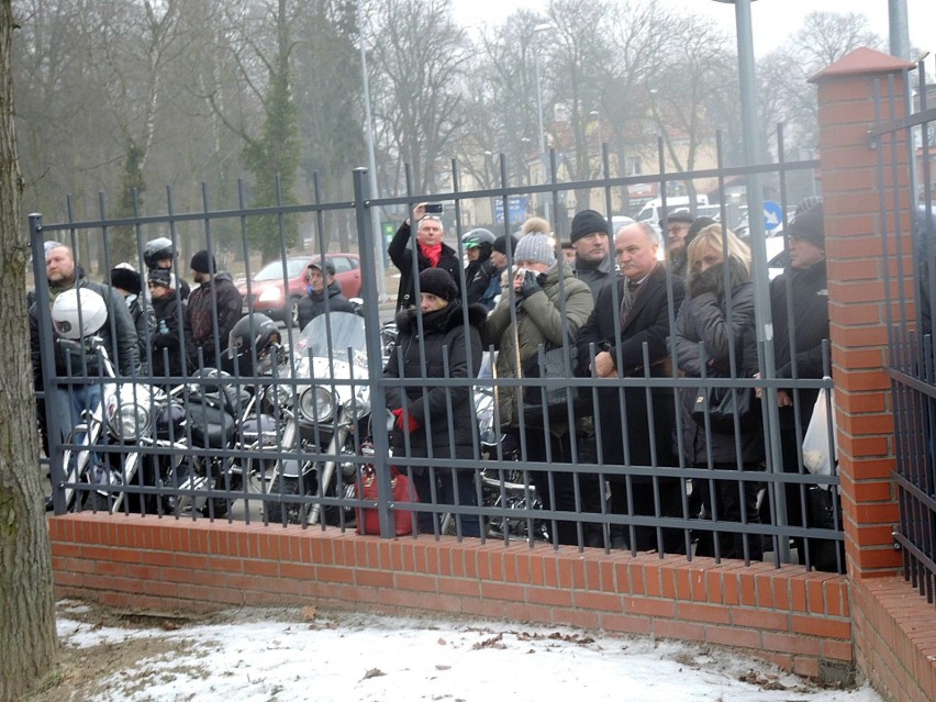 Huk salwy honorowej i ryk motocyklowych silników. Przejmujący koniec pogrzebu prezydenta Stargardu 