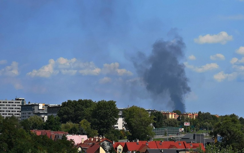 Kraków. Czarne kłęby dymu nad hutą [ZDJĘCIA]  