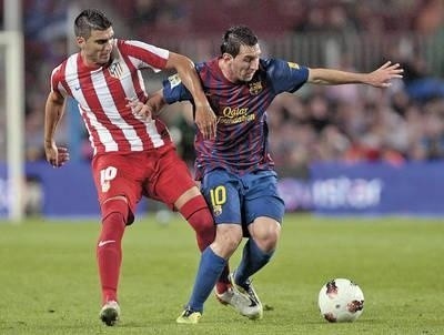 Lionel Messi (z prawej, Barcelona) i Jose Antonio Reyes (Atletico) Fot. PAP/EPA/Alberto Esteves