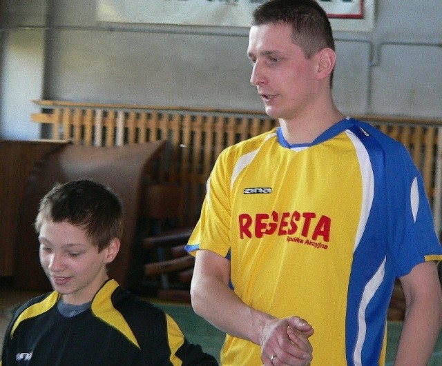 Także Konrad Głuc, kapitan Nidy, wprowadzany był na uroczystą prezentację przez młodego piłkarza z Pińczowa.