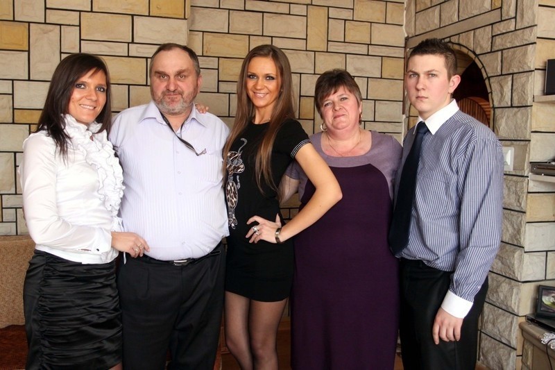 Monika jest dumna ze swojej rodzinki. Na zdjęciu od prawej:...