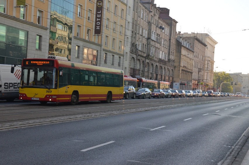 Dziura w jezdni na Piotra Skargi. Robią przyłącza do Biurowca Dominikańskiego (ZDJĘCIA)