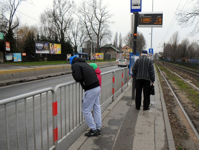 Przy ruchliwej drodze mają pojawić się barierki, które zwiększą bezpieczeństwo.