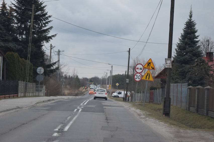 Ruszyła przebudowa ulicy Orląt Lwowskich w Tarnobrzegu. Ruch wahadłowy i utrudnienia (ZDJĘCIA)