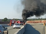 Czerwionka-Leszczyny. Na autostradzie A1 samochód stanął w ogniu! Na miejsce przybyły już służby. Droga jest już przejezdna