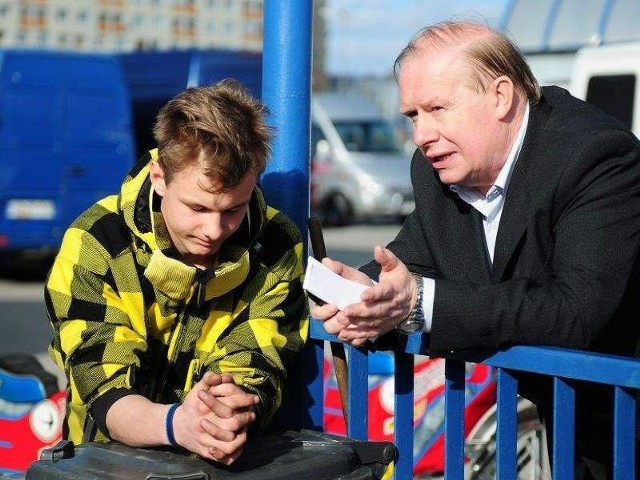 (z prawej) ma dobry kontakt z zawodnikami (tu z Oskarem Ajtnerem-Gollobem). Ale z prezesem klubu nie może się dogadać
