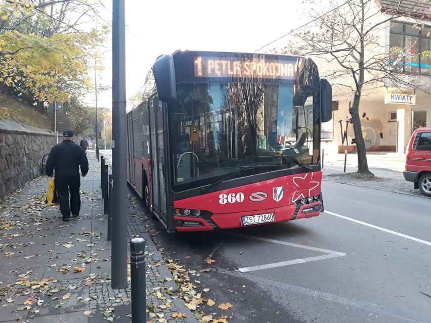 W Stargardzie miejski autobus zderzył się z mazdą. Kierującymi były kobiety [ZDJĘCIA]