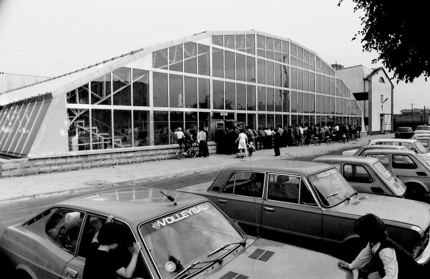: Ten sam hangar w 1981 roku gdy odbywały się tu rozgrywki...