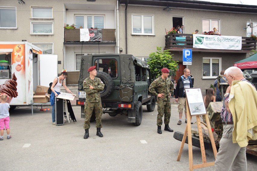 Parada i tańce instrumentalistów w Skale. Festiwal Orkiestr Wojskowych i Dętych