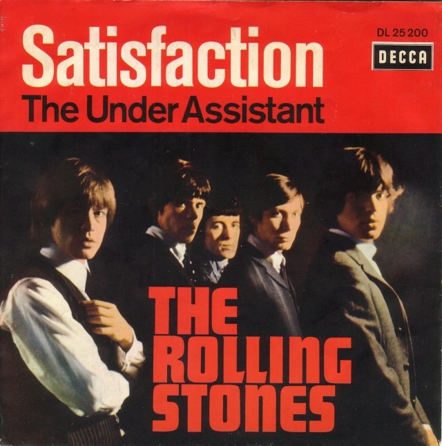 1. The Rolling Stones - Satisfaction„Napisałem to we śnie. Gdy rano spojrzałem na swój mały magnetofon przy łóżku, w środku była taśma ustawiona na końcu. Przewinąłem i usłyszałem swoje rzępolenie na gitarze, a potem 40 minut chrapania” – wspominał w swojej biografii Keith Richards, gitarzysta The Rolling Stones. Gdyby w nocy 6 maja 1965 roku Richardsa nie wyrwał ze snu przymus pobrzdąkania na gitarze, nie powstałby najważniejszy hymn młodej generacji zniecierpliwionej czekaniem na odziedziczenie świata. Gdy rankiem 6 maja Richards podzielił się z Mickiem Jaggerem owocem swojego lunatykowania, ten improwizując dołożył pierwsze słowa do riffu Keitha: „Kiedy jadę samochodem, facet w radiu ciągle powtarza bezsensowne informacje”. Ale to nie koniec splotu szczęśliwych okoliczności. Richards początkowo upierał się, by gitarowy motyw zastąpiły w piosence dęciaki, bez nich nie chciał nawet wydać „Satisfaction” na płycie. Basista Stonesów Bill Wyman twierdził nawet, że Keith i Mick byli przeciwni, by utwór pojawił się na singlu. Uprzedziła ich wytwórnia, która wypuściła piosenkę na rynek za ich plecami, o czym zespół dowiedział się z radia, gdy „Satisfaction” podbijał listy przebojów.https://www.youtube.com/watch?v=nrIPxlFzDi0